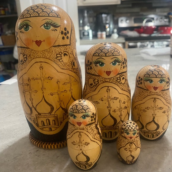 Vintage and Signed 1992 Russian nesting dolls - Picture 3 of 12